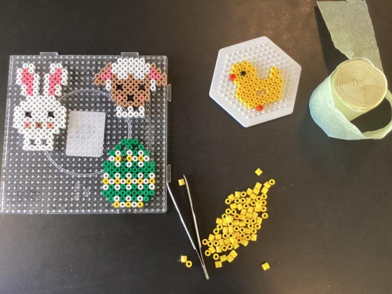 Påskeperleplader i gang med at blive lavet